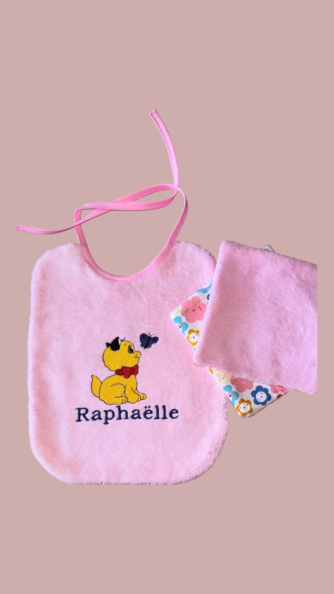 Bavoir rose brodé chaton avec deux lingettes assorties