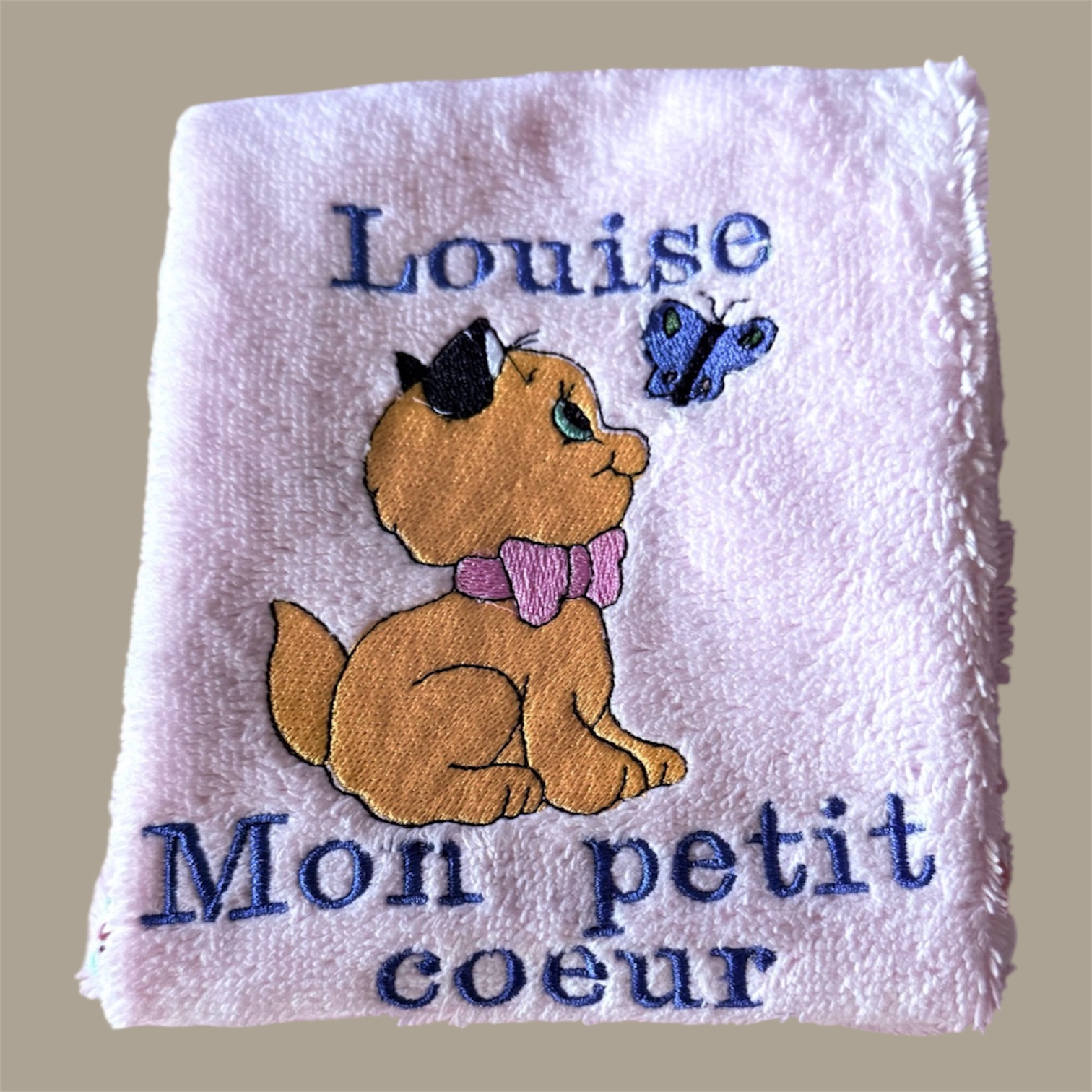 Lot naissance personnalisé – Bavoir “Chaton” + lingettes