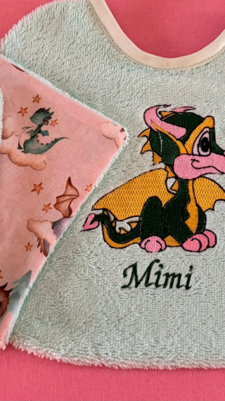 Lot naissance personnalisé – Bavoir “Dragon” + lingettes