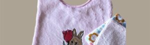 Bavoir bébé personnalisé en éponge rose – Broderie lapin et tulipe