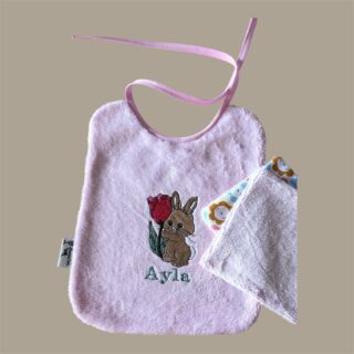Bavoir bébé personnalisé en éponge rose – Broderie lapin et tulipe