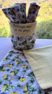 Panier brodé à motifs de citrons avec cinq essuie-tout jaunes en éponge de bambou, création LauriaCrea. Copier