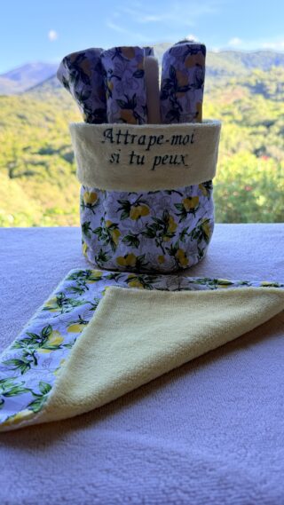 Panier brodé « Attrape-moi si tu peux » et ses 5 essuie-tout en bambou